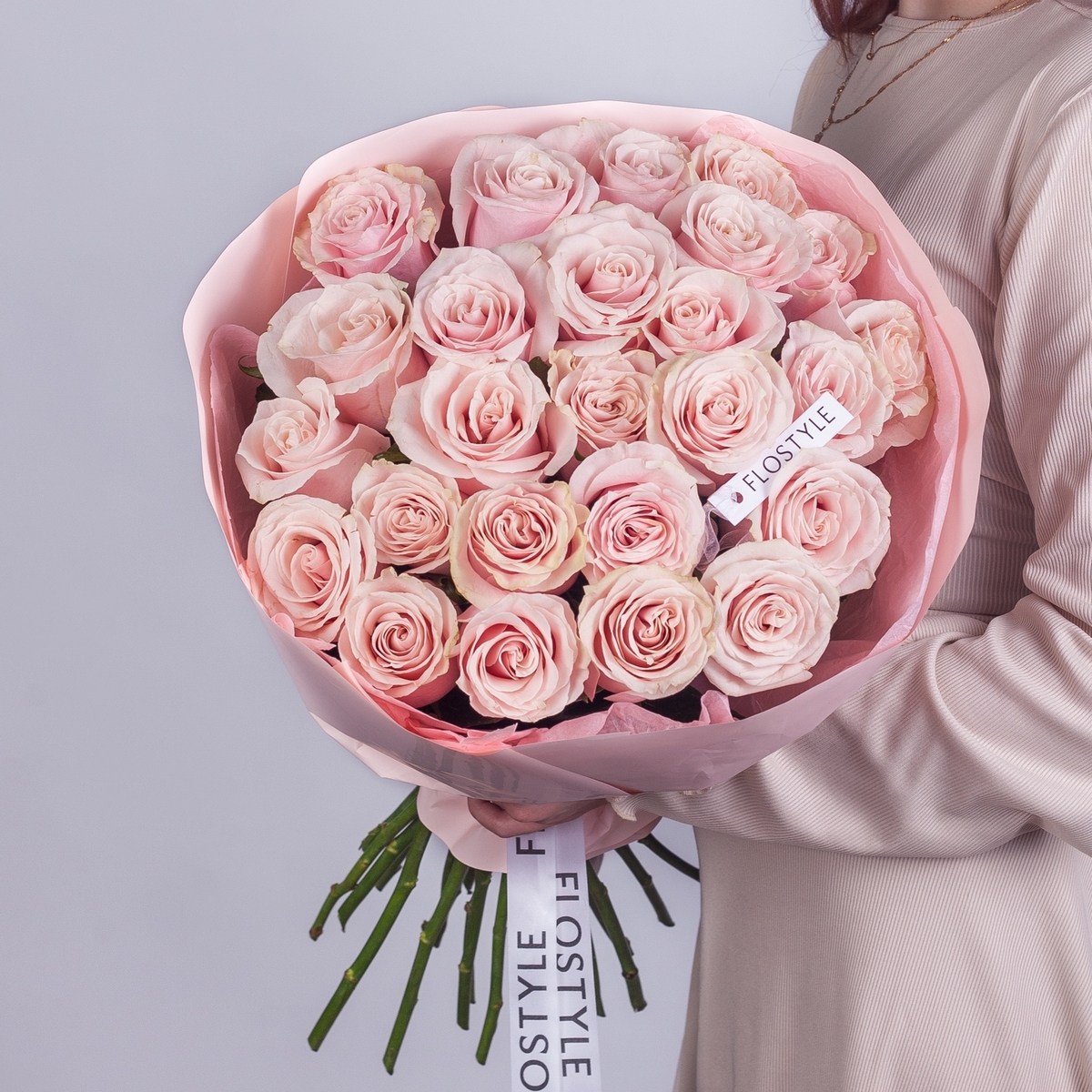 25 розовых роз